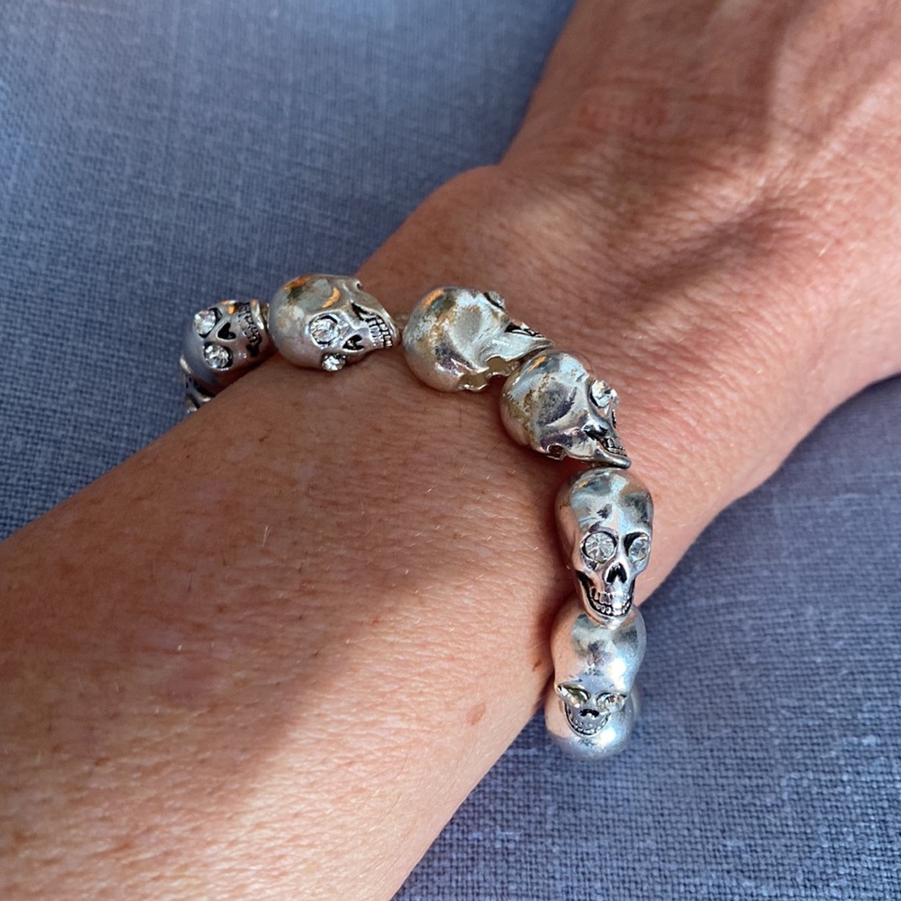 Bracelet with skull heads.